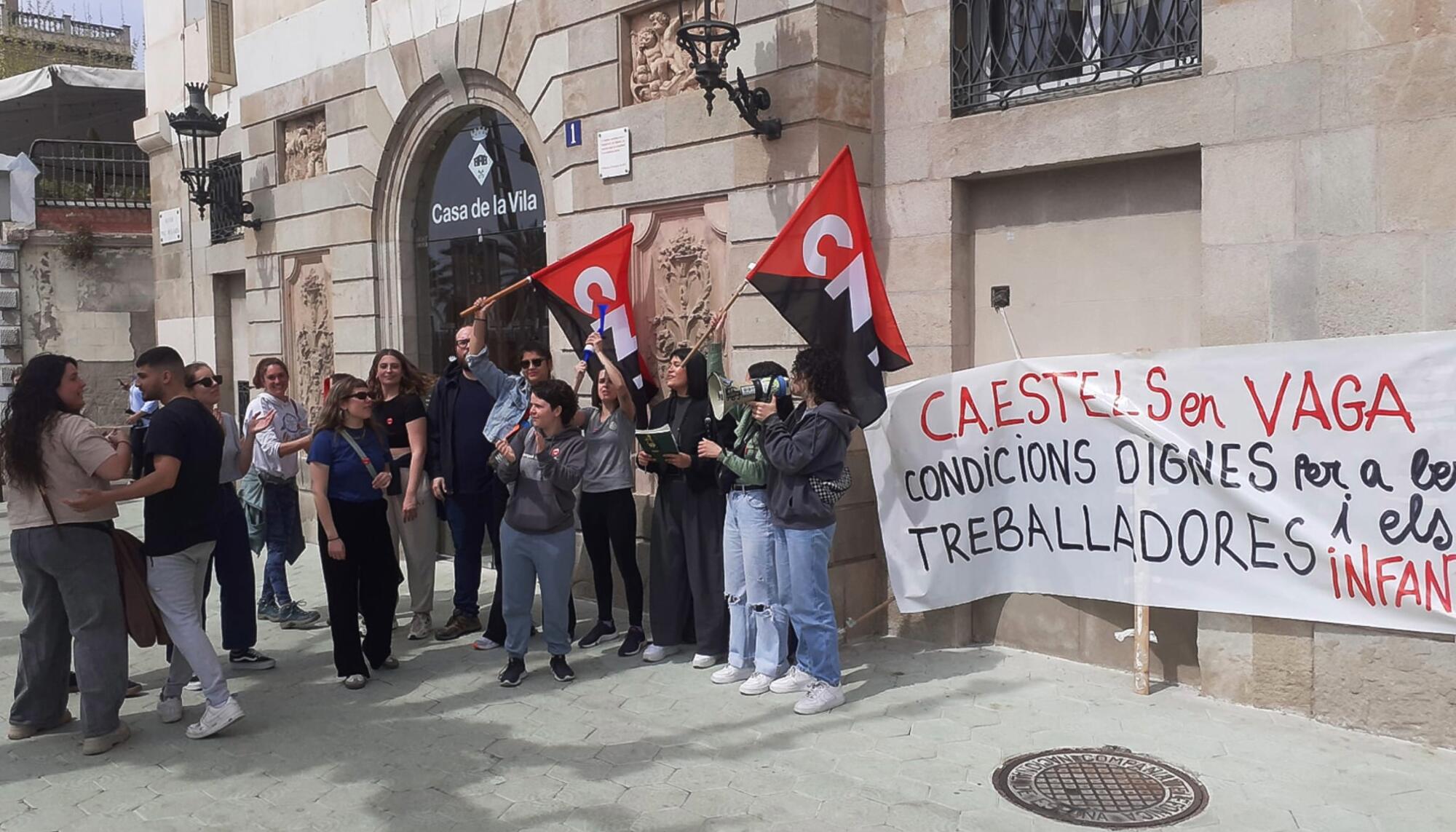 Concentración de trabajadores en huelga en el centro de acogida Estels